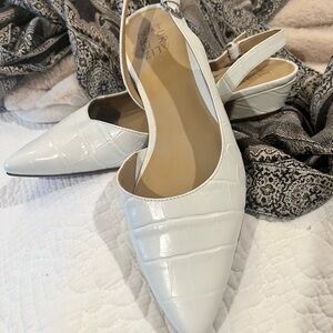 Elegant NWOB Naturalizer Banks White Croc-Embossed Leather Slingback Flats